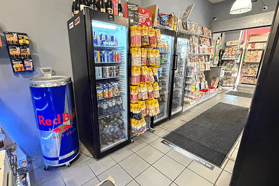 Koude frisdranken, warme koffie en snacks